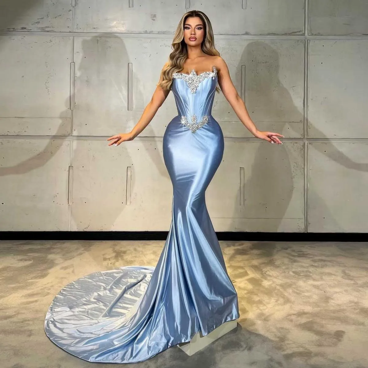 Abiti da ballo a sirena azzurro 2024 Abito da sera lungo con perline lucide Senza maniche Eleganza Robes De Soirée Festa formale