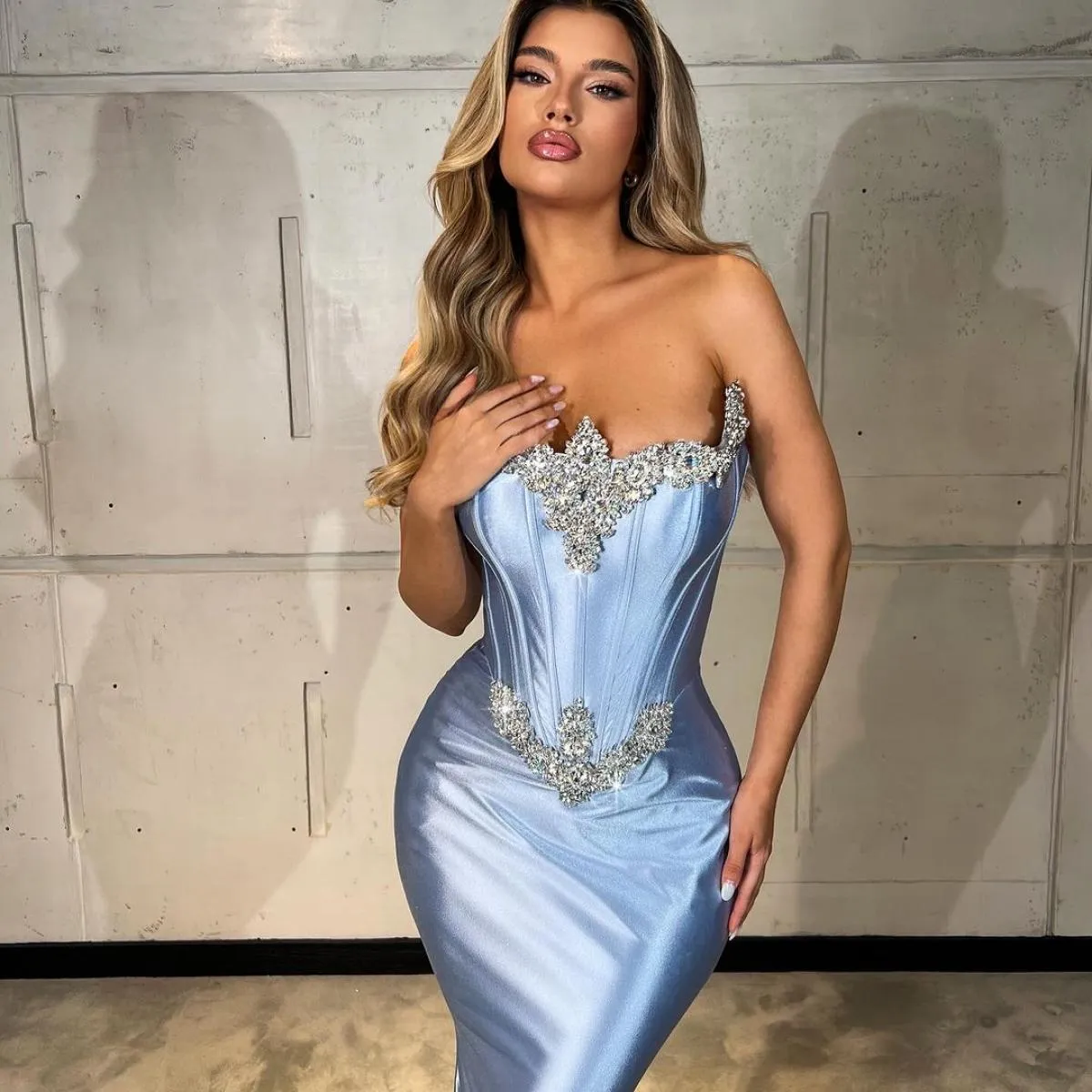 Abiti da ballo a sirena azzurro 2024 Abito da sera lungo con perline lucide Senza maniche Eleganza Robes De Soirée Festa formale