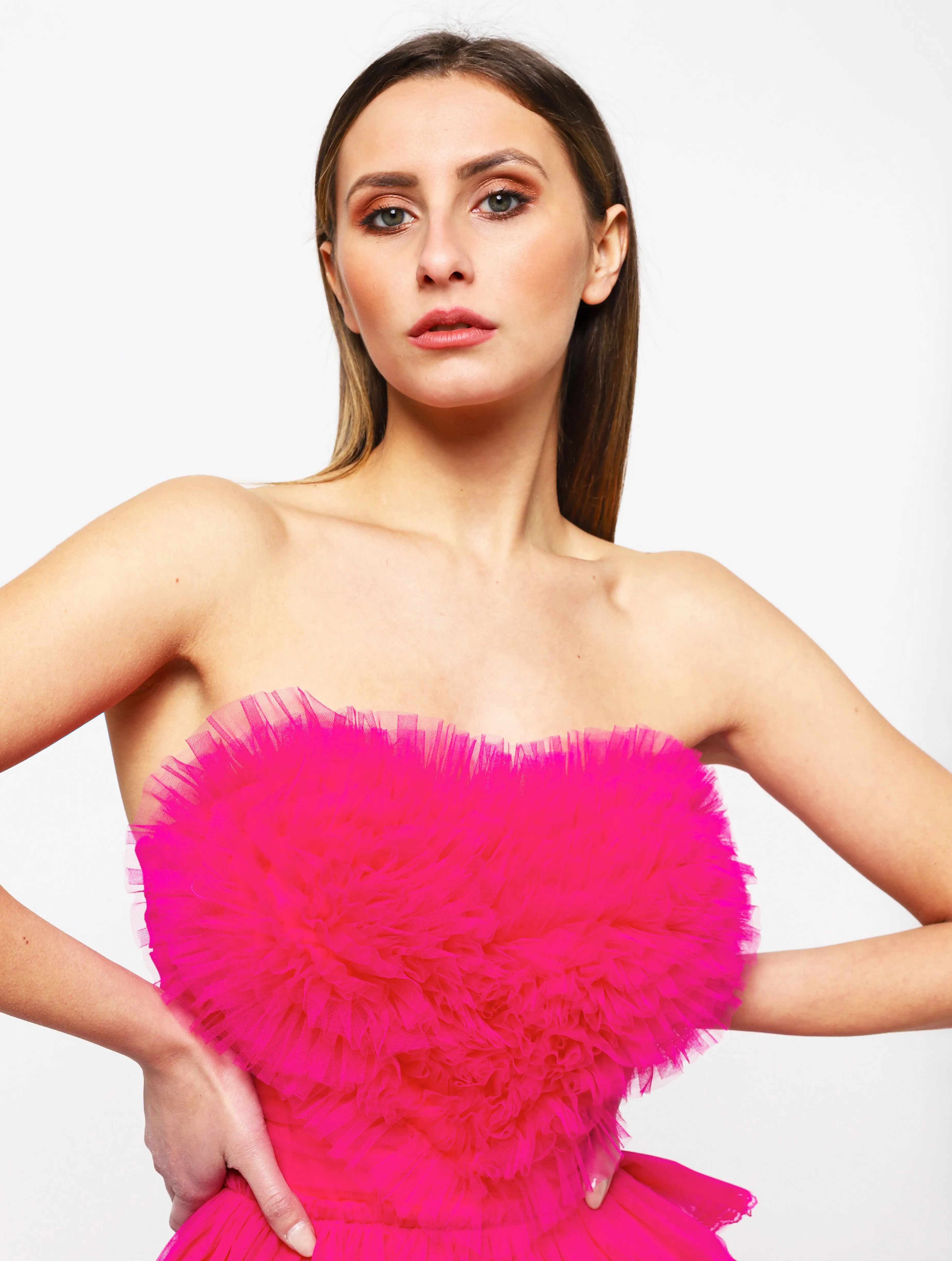 Abito corto con rouches sul fondo e tulle a forma di cuore sul petto, smanicato - 185881FUXIA