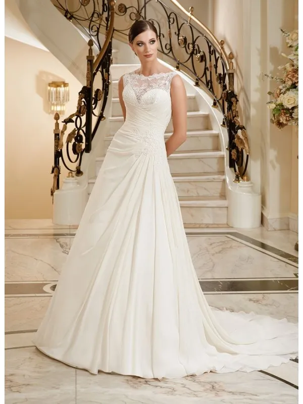 Abito da Sposa economico in georgette drappeggiato con strascico e scollatura di Pizzo