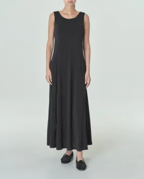 Abito lungo nero smanicato in jersey stretch dalla linea svasata