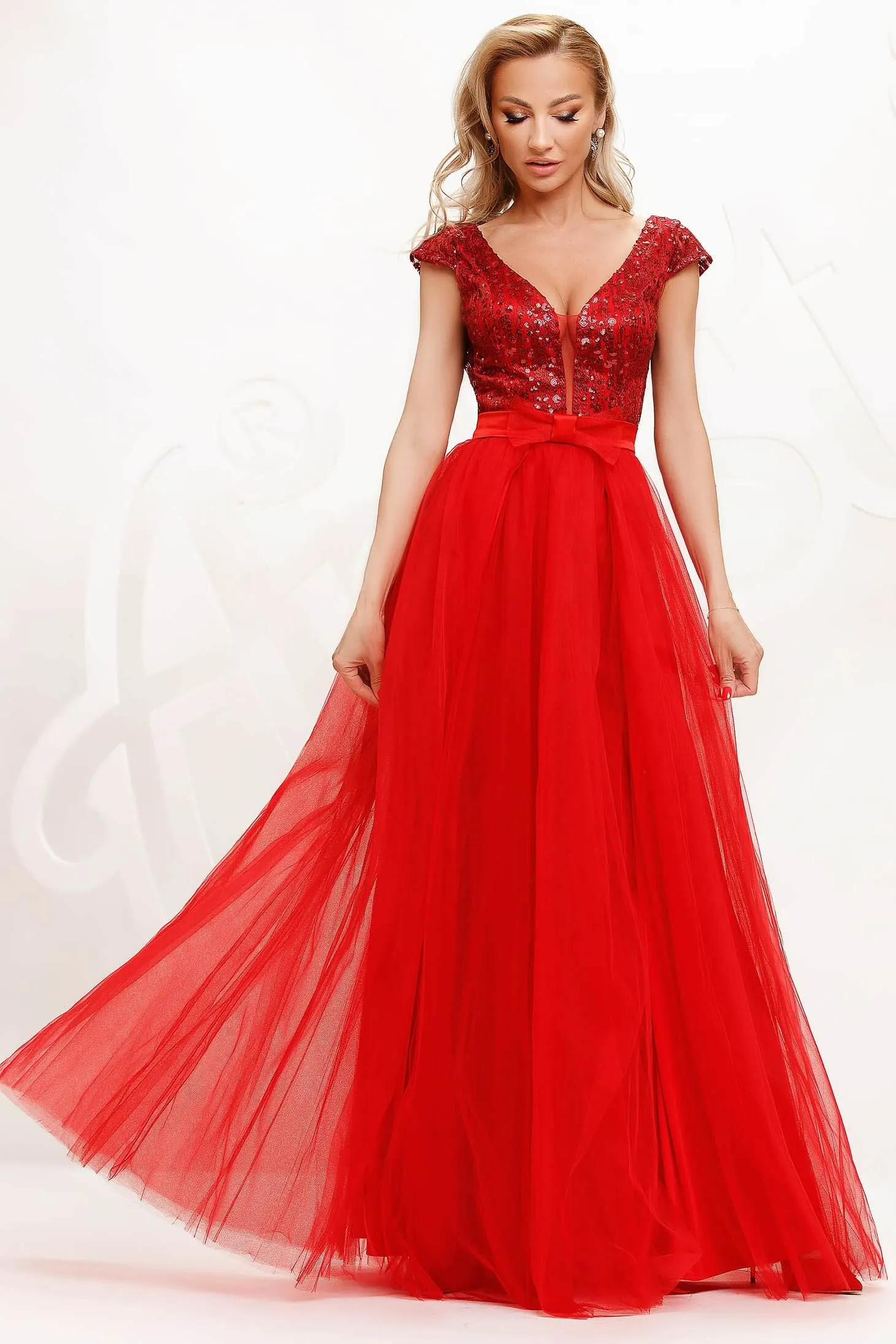 Abito lungo rosso Artista con corpetto aderente a schiena scoperta e gonna ampia in tulle con spacchi