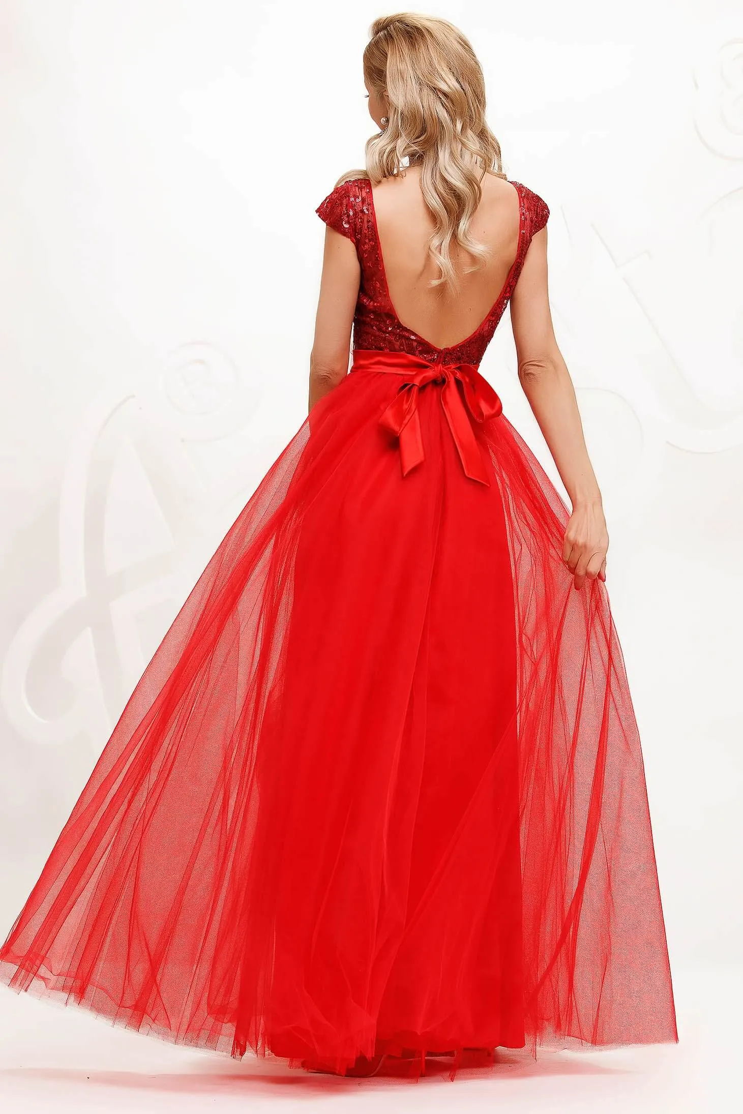 Abito lungo rosso Artista con corpetto aderente a schiena scoperta e gonna ampia in tulle con spacchi
