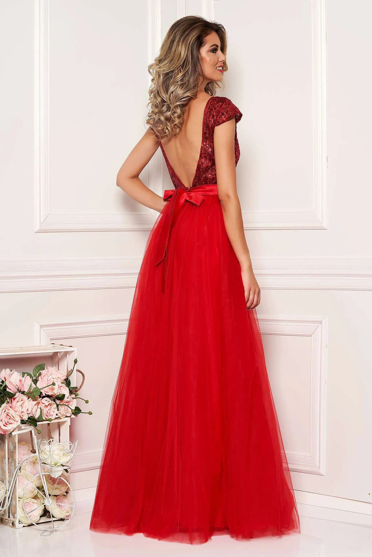 Abito lungo rosso Artista con corpetto aderente a schiena scoperta e gonna ampia in tulle con spacchi