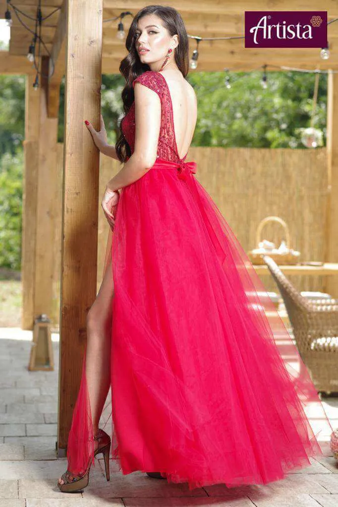 Abito lungo rosso Artista con corpetto aderente a schiena scoperta e gonna ampia in tulle con spacchi