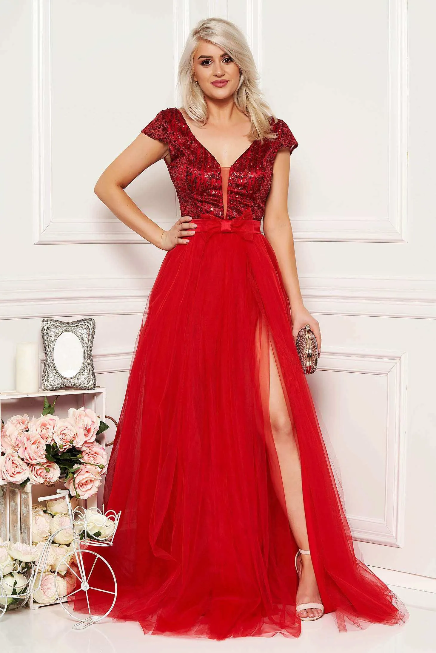 Abito lungo rosso Artista con corpetto aderente a schiena scoperta e gonna ampia in tulle con spacchi