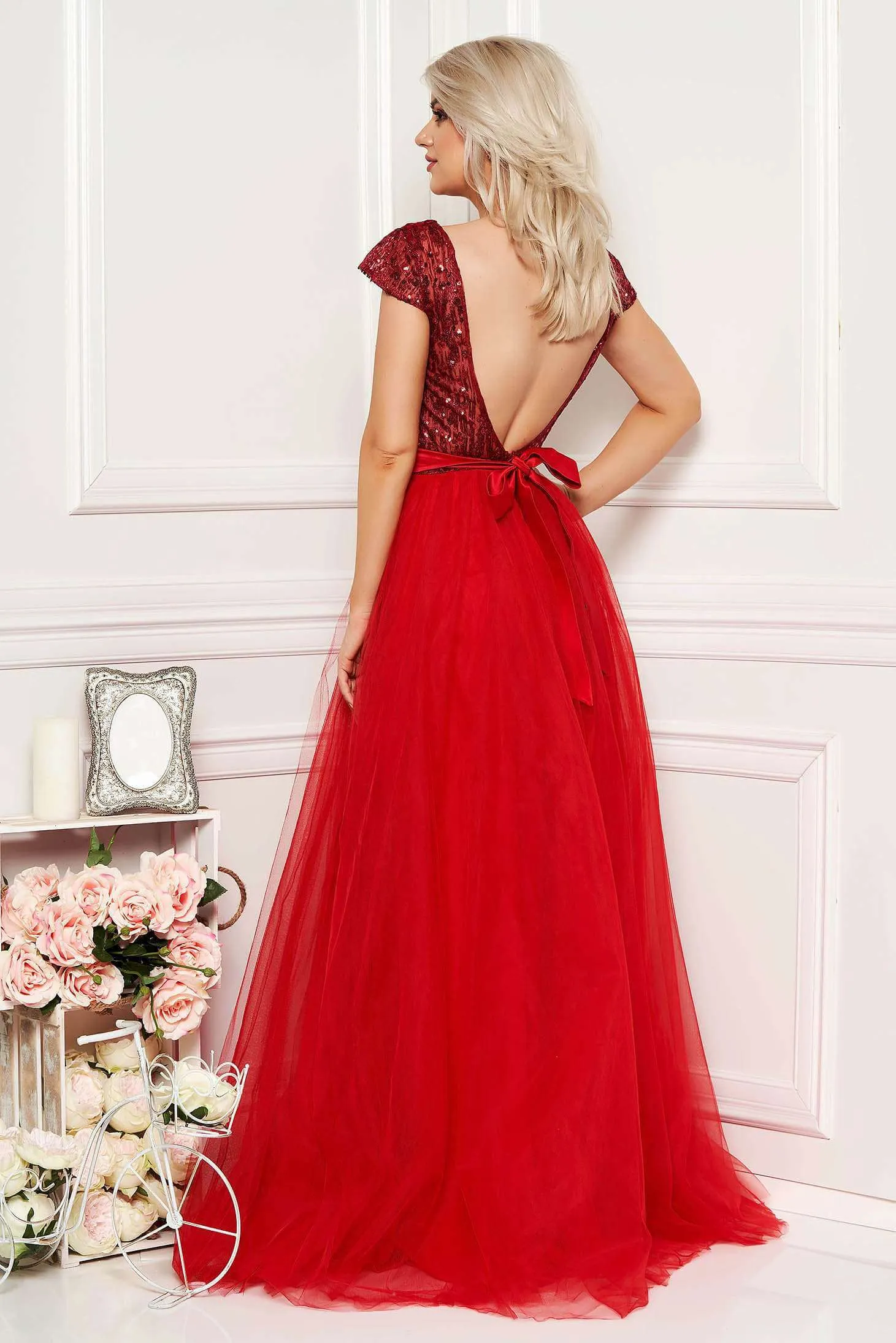 Abito lungo rosso Artista con corpetto aderente a schiena scoperta e gonna ampia in tulle con spacchi