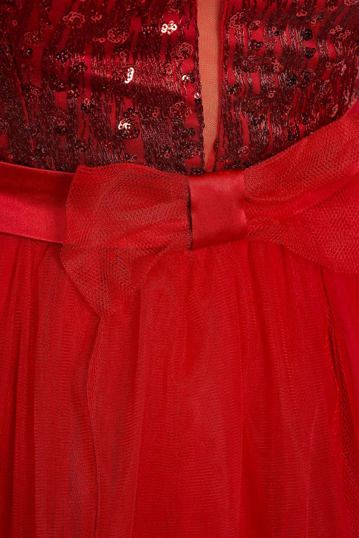 Abito lungo rosso Artista con corpetto aderente a schiena scoperta e gonna ampia in tulle con spacchi