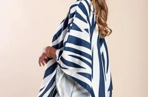 Blusa elegante ampia con stampa, blu scuro/bianco