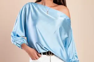 Blusa elegante con scollo asimmetrico, di colore azzurro