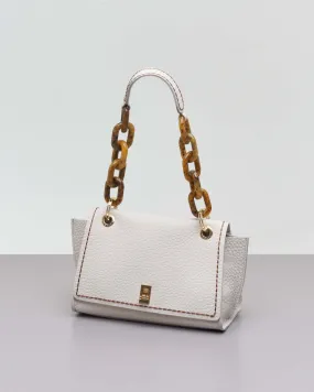 Borsa a spalla color avorio in pelle martellata con patta di chiusura a tracolla in resina