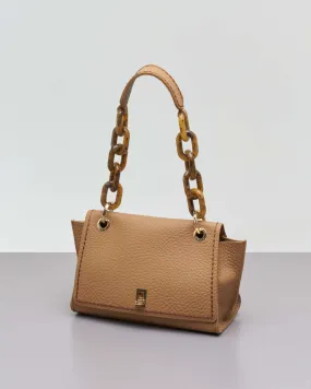 Borsa a spalla color cammello in pelle martellata con patta di chiusura a tracolla in resina