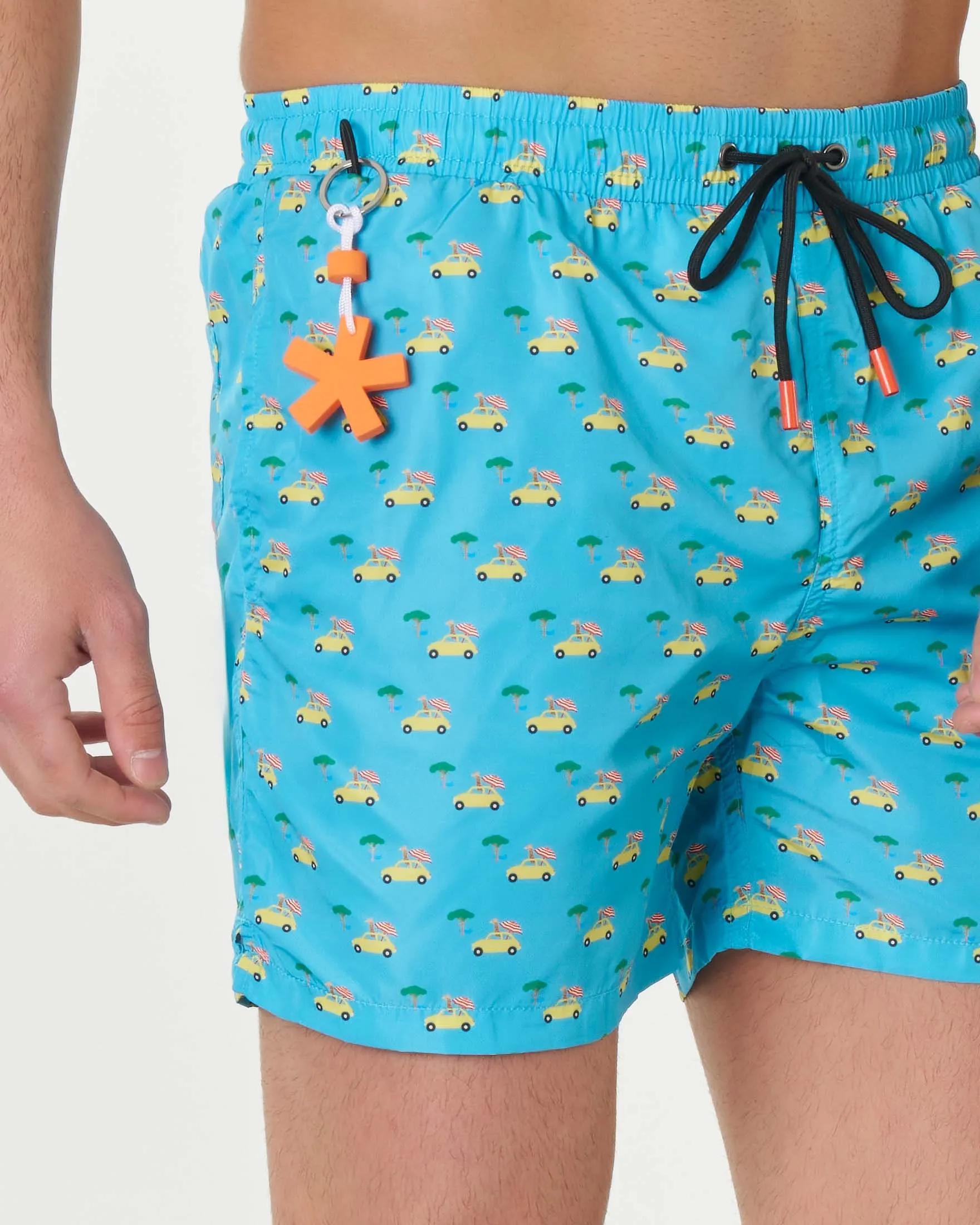 Boxer mare azzurro con stampa grafica macchinette e giraffe