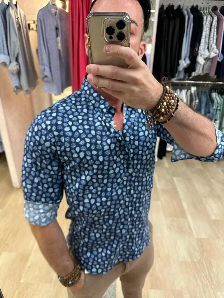 CAMICIA SL56 IN COTONE CON COLLETTO TRADIZIONALE E TRAMA A FOGLIOLINE BLU E AZZURRE SU BASE BLU ****