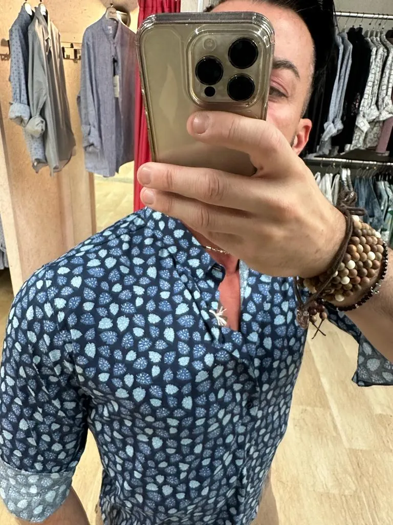 CAMICIA SL56 IN COTONE CON COLLETTO TRADIZIONALE E TRAMA A FOGLIOLINE BLU E AZZURRE SU BASE BLU ****