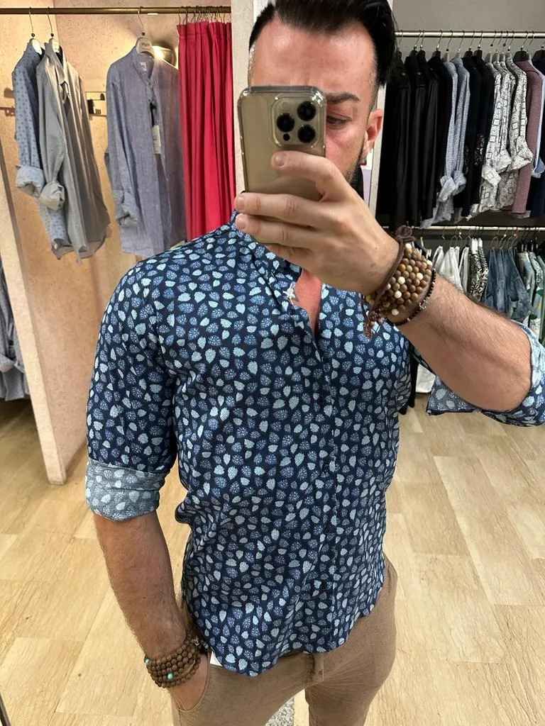 CAMICIA SL56 IN COTONE CON COLLETTO TRADIZIONALE E TRAMA A FOGLIOLINE BLU E AZZURRE SU BASE BLU ****