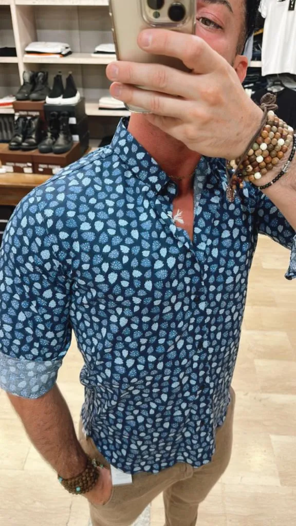 CAMICIA SL56 IN COTONE CON COLLETTO TRADIZIONALE E TRAMA A FOGLIOLINE BLU E AZZURRE SU BASE BLU ****