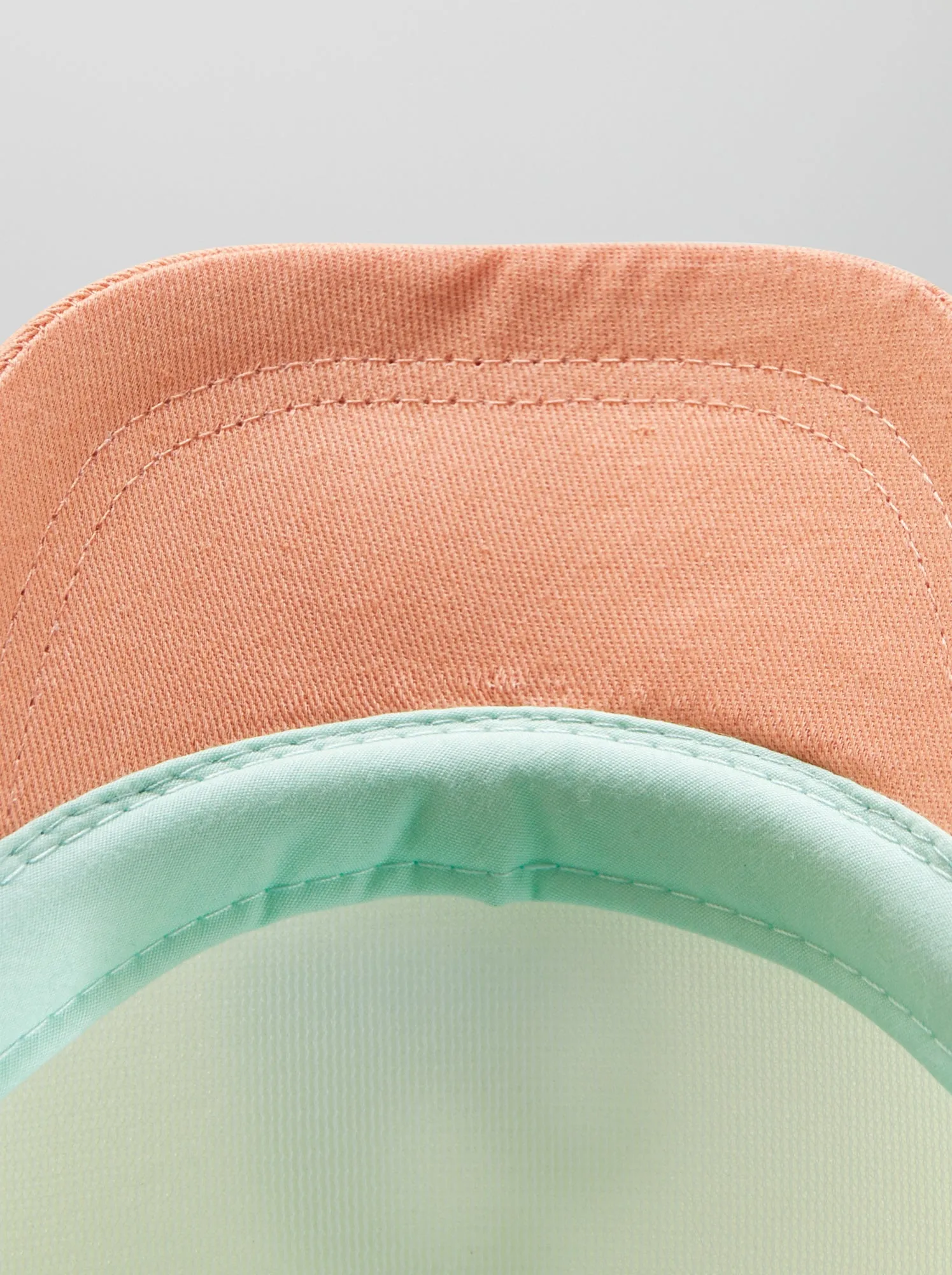 Cappellino con stampa 'surf' - BIANCO