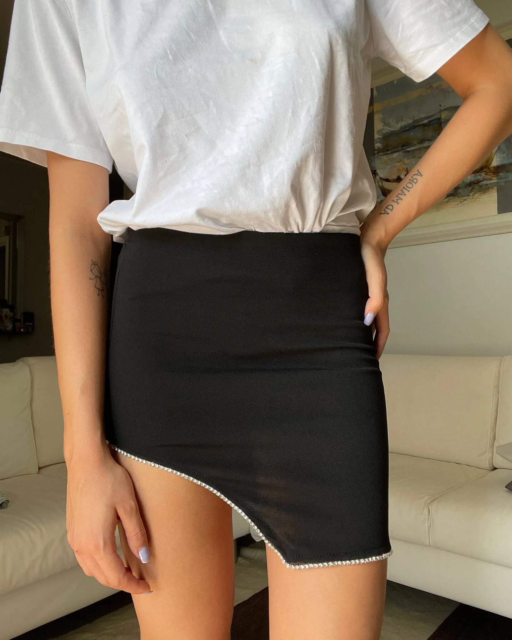 Minigonna con spacchetto e strass - Nero