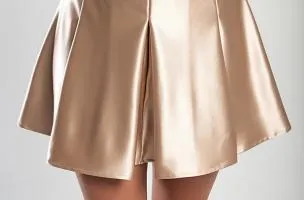 Minigonna elegante realizzata in simil raso, beige