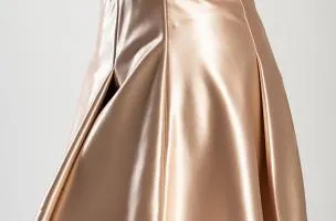 Minigonna elegante realizzata in simil raso, beige