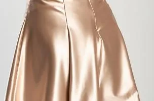 Minigonna elegante realizzata in simil raso, beige
