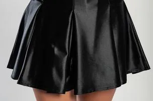 Minigonna elegante realizzata in simil raso, nera