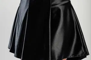 Minigonna elegante realizzata in simil raso, nera