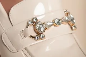 Mocassini eleganti con dettaglio metallico, beige