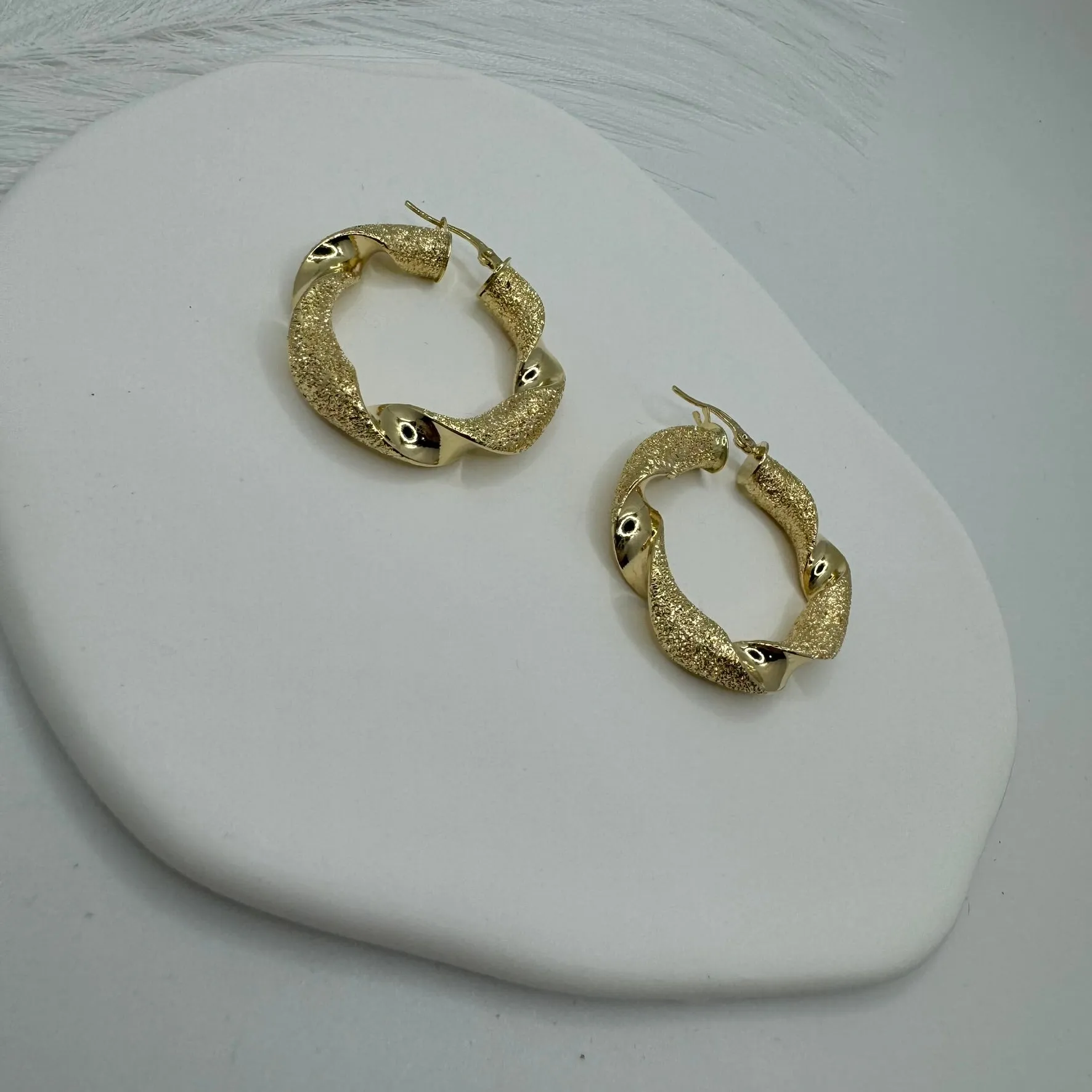 Orecchini cerchio torchon diamantato oro