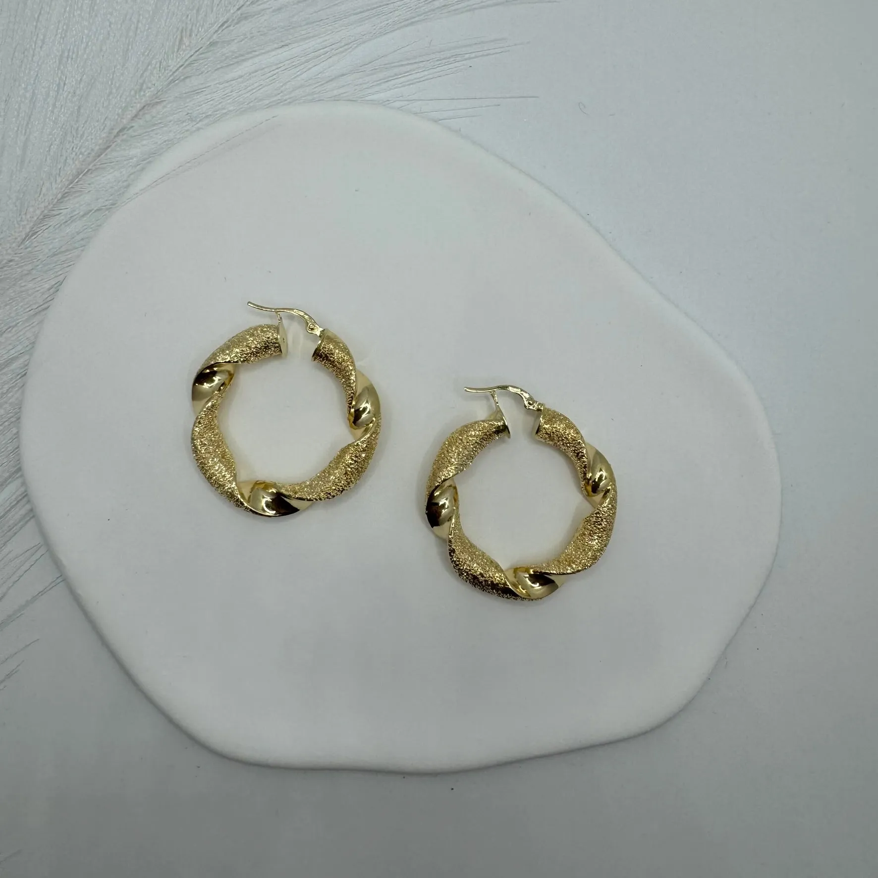 Orecchini cerchio torchon diamantato oro