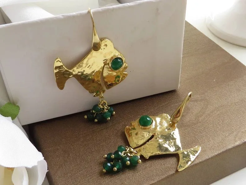 Orecchini Pendenti con Pesci in Ottone e Agata Verde
