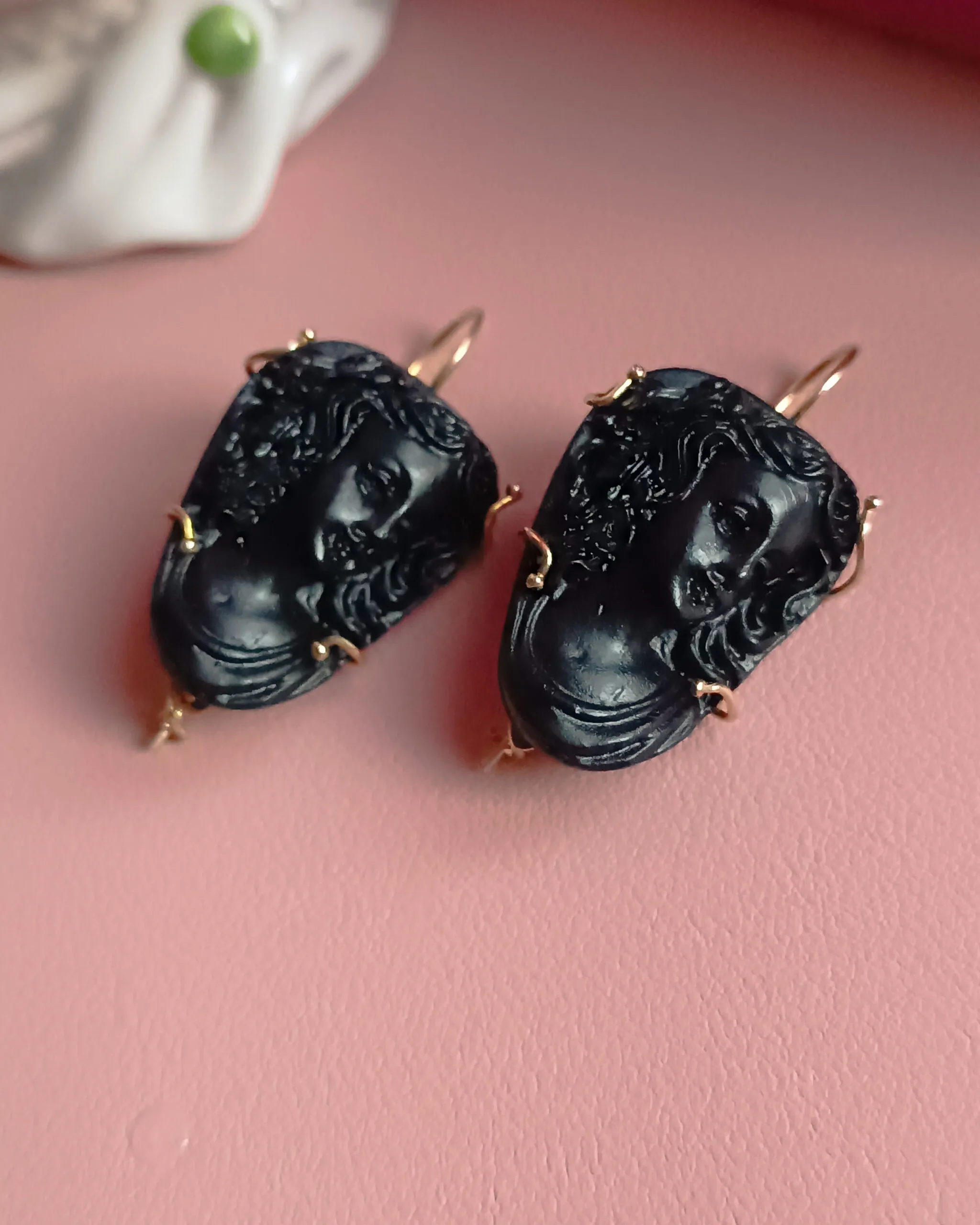 Orecchini Pendenti in Argento 925 Placcato Oro con Cammei in Resina Nera