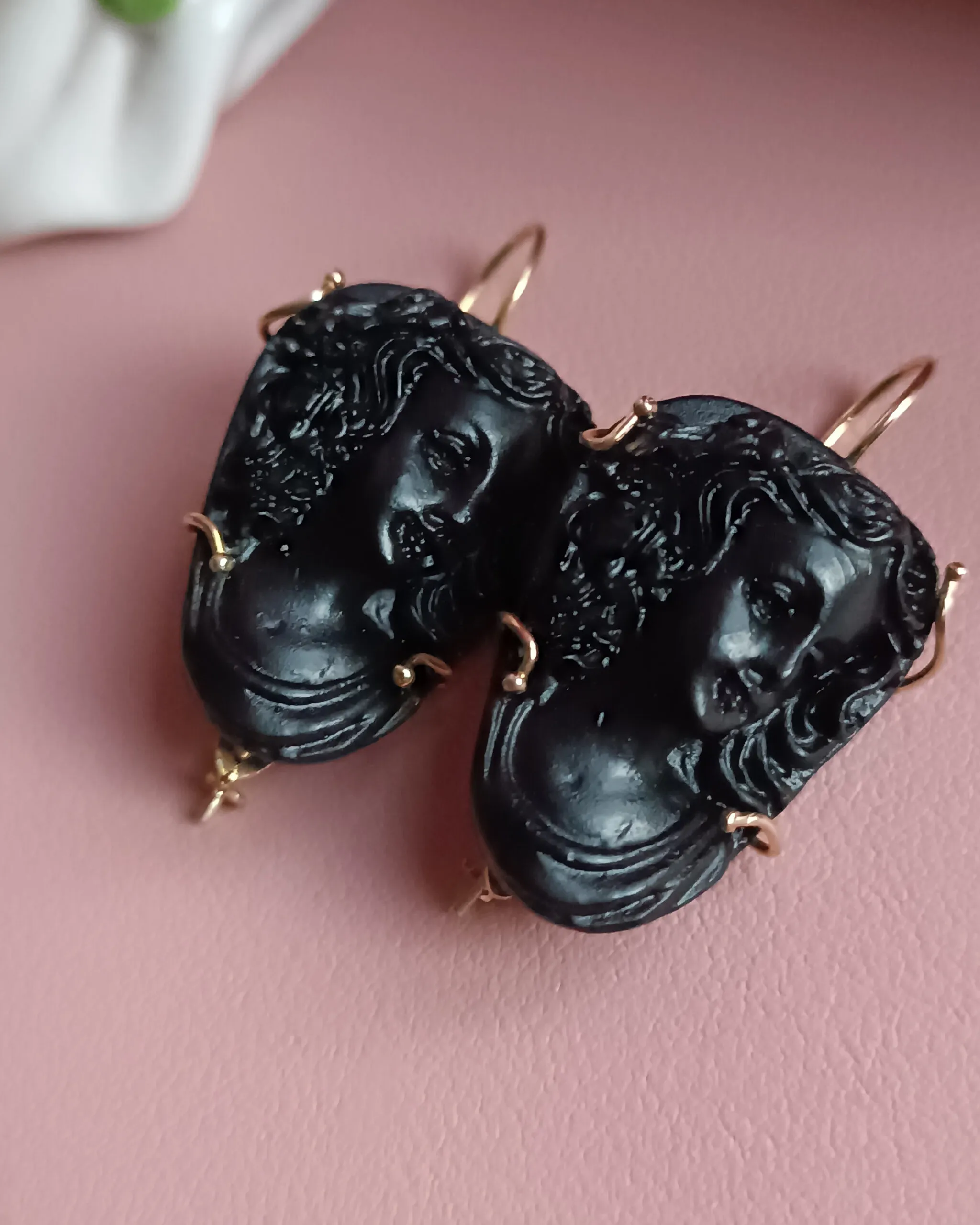 Orecchini Pendenti in Argento 925 Placcato Oro con Cammei in Resina Nera
