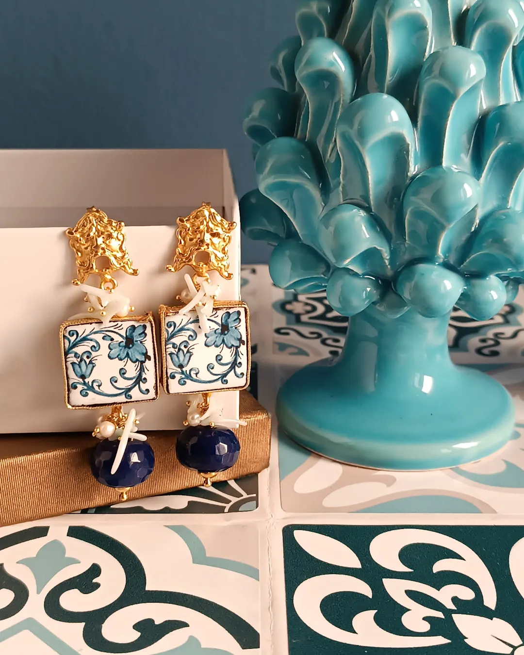Orecchini Siciliani con Mattonelle in Ceramica di Caltagirone e Agata Blu