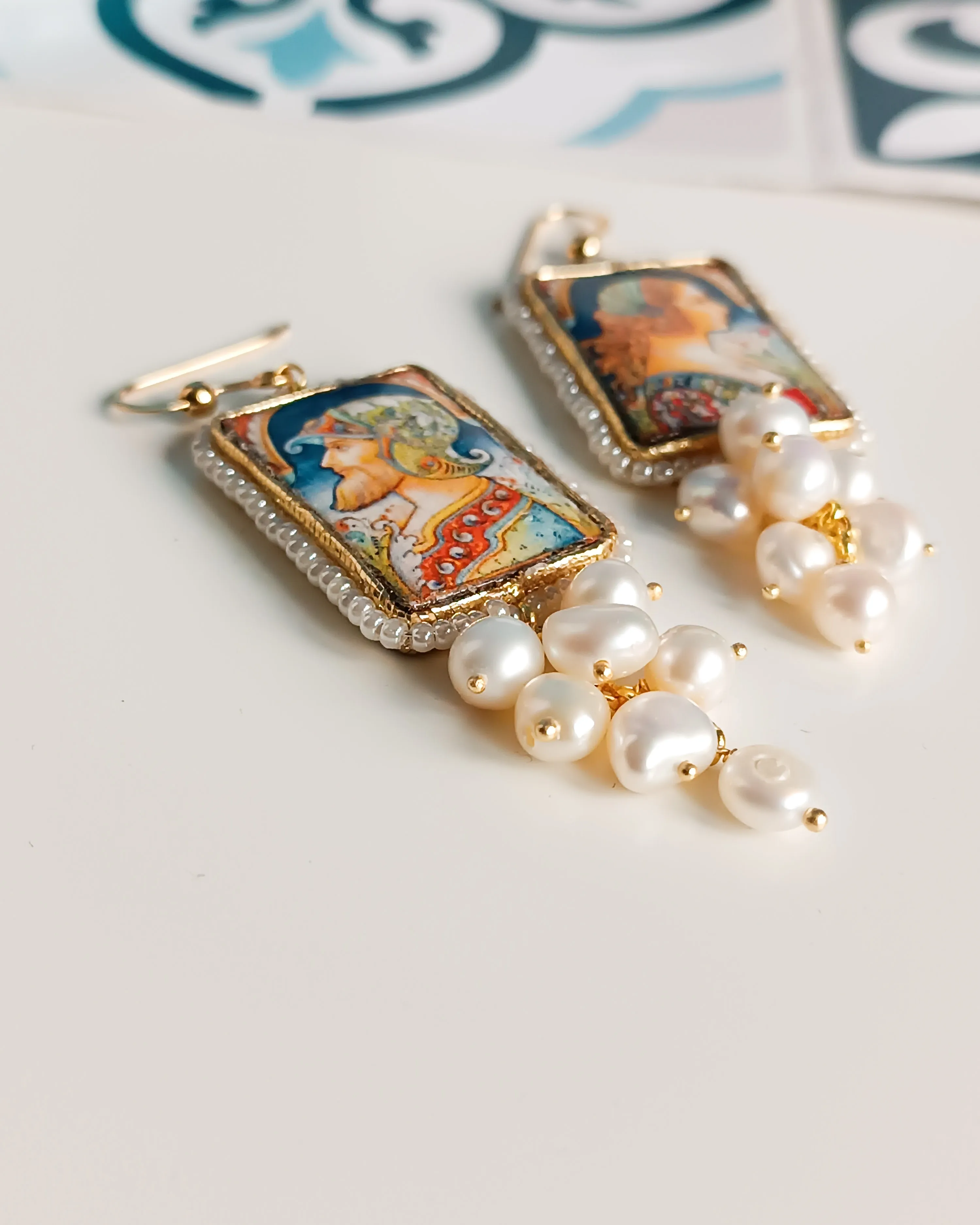 Orecchini Siciliani con Mattonelle in Ceramica di Caltagirone e Perle di Fiume a Grappolo