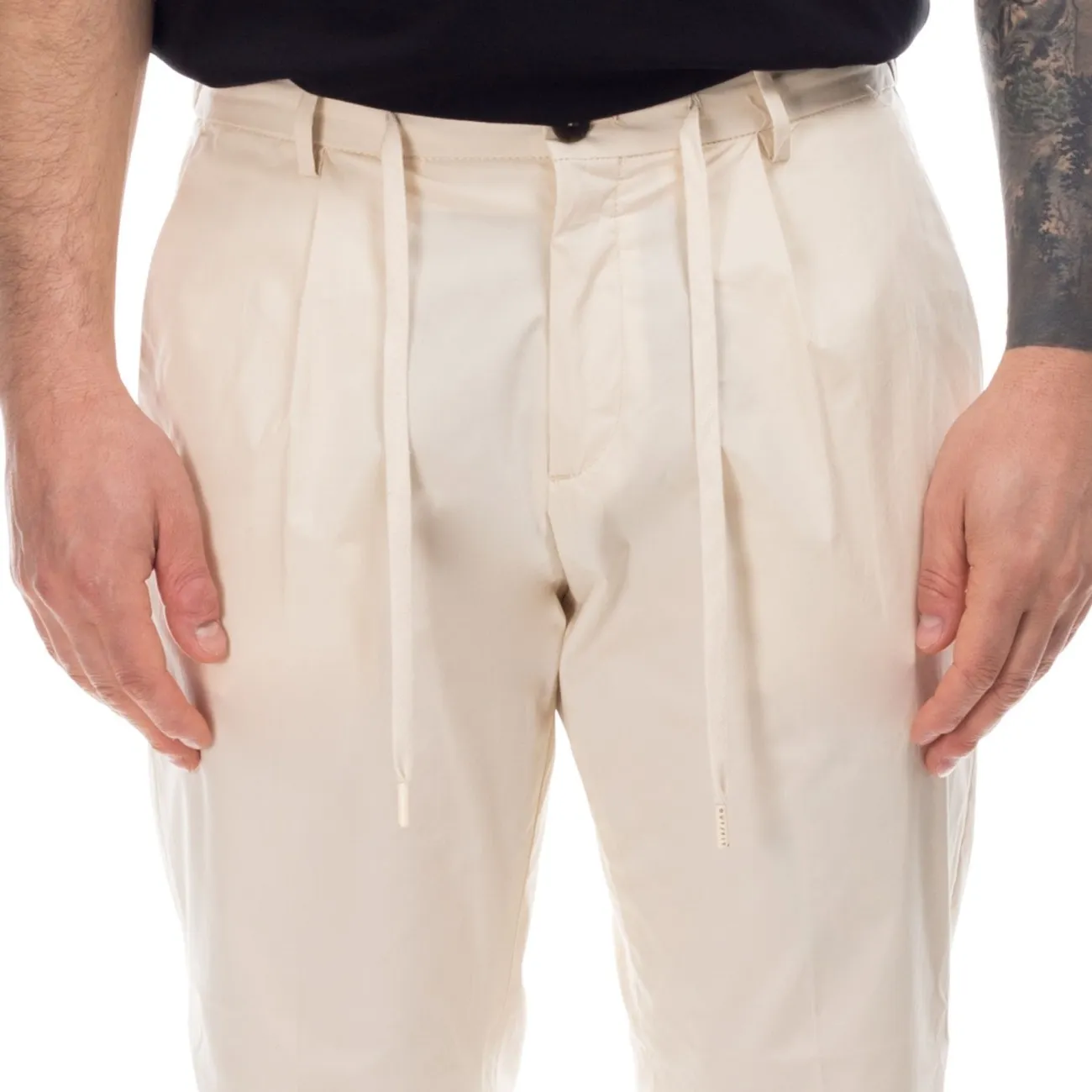 Outfit pantaloni chino bianchi tessuto tecnico