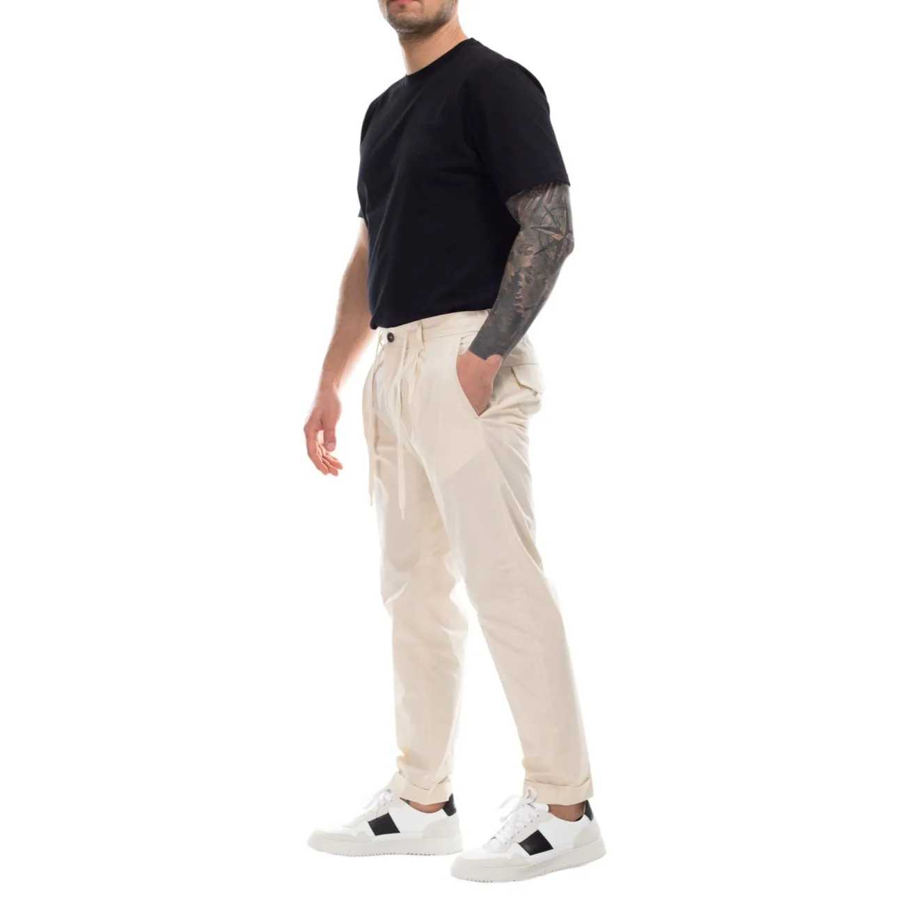 Outfit pantaloni chino bianchi tessuto tecnico