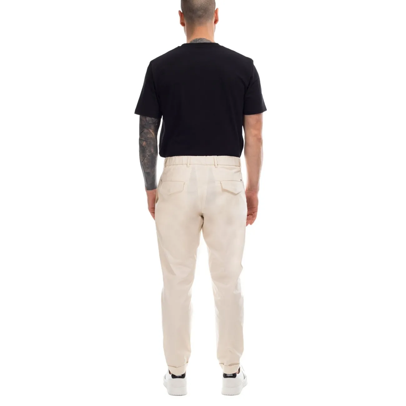 Outfit pantaloni chino bianchi tessuto tecnico