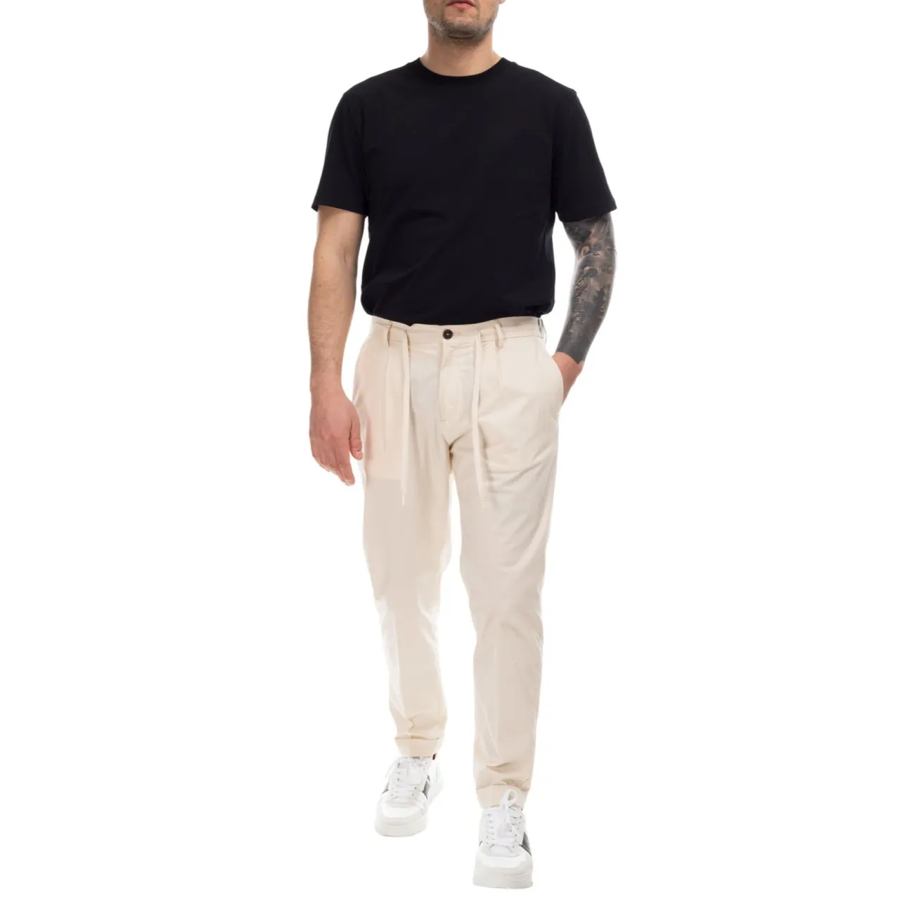 Outfit pantaloni chino bianchi tessuto tecnico
