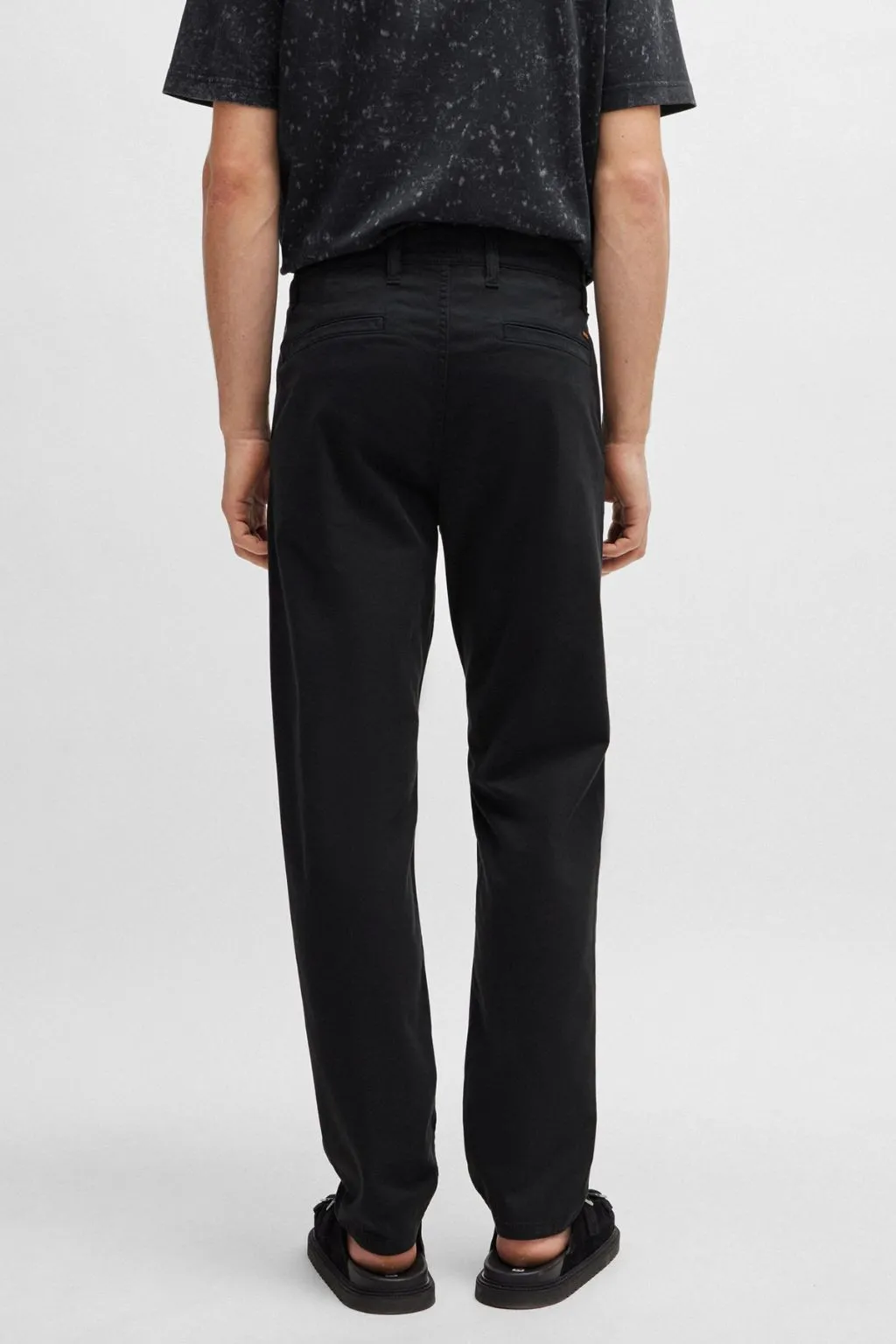PANTALONE CHINO UOMO NERO CON FIT AFFUSOLATO IN SATIN DI COTONE ELASTICIZZATO TAPERED HUGO BOSS