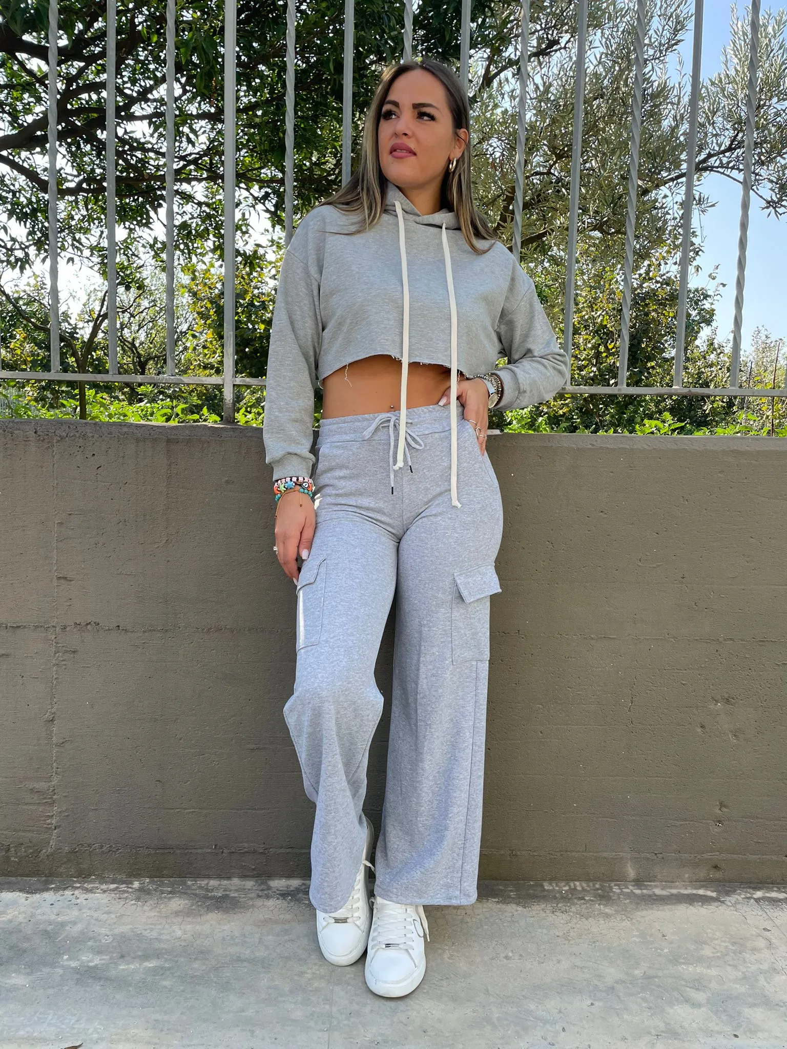 Pantalone tuta palazzo tinta unita con tasconi