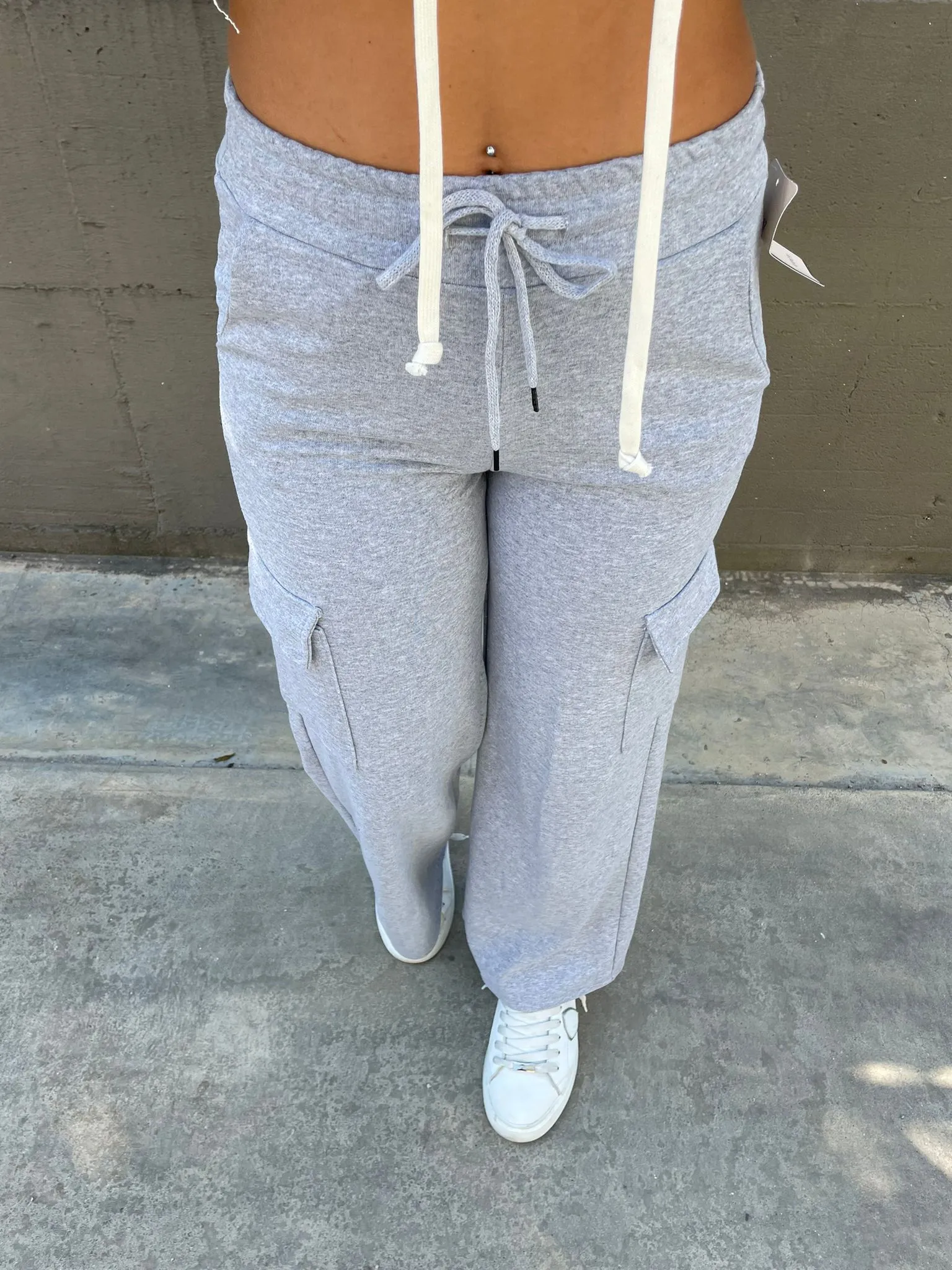 Pantalone tuta palazzo tinta unita con tasconi