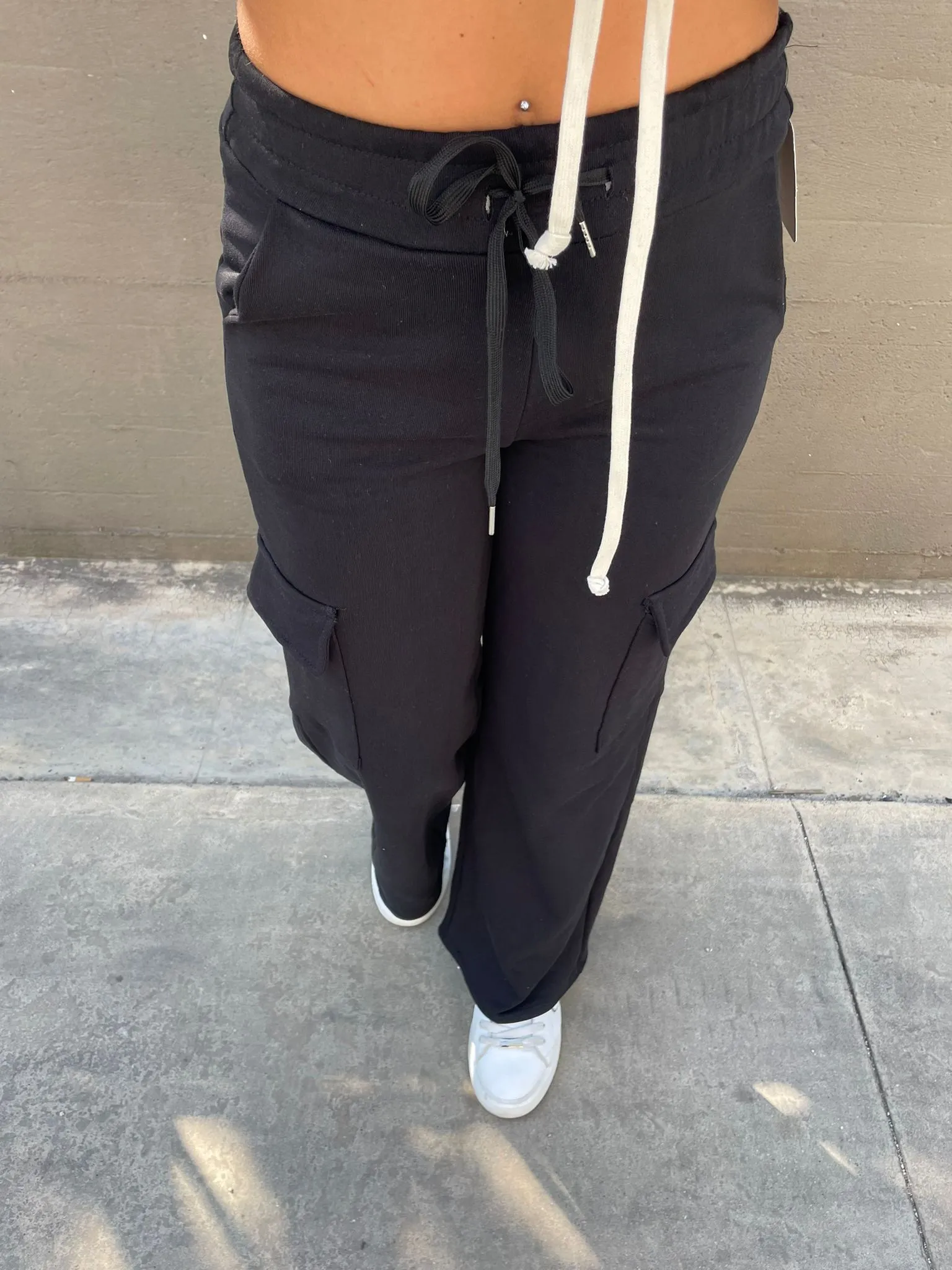 Pantalone tuta palazzo tinta unita con tasconi