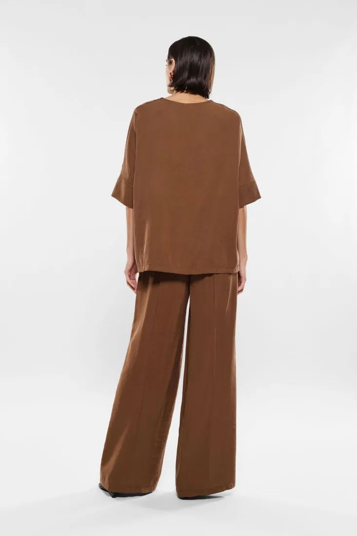 Pantaloni a palazzo con tasche verticali e piega stirata