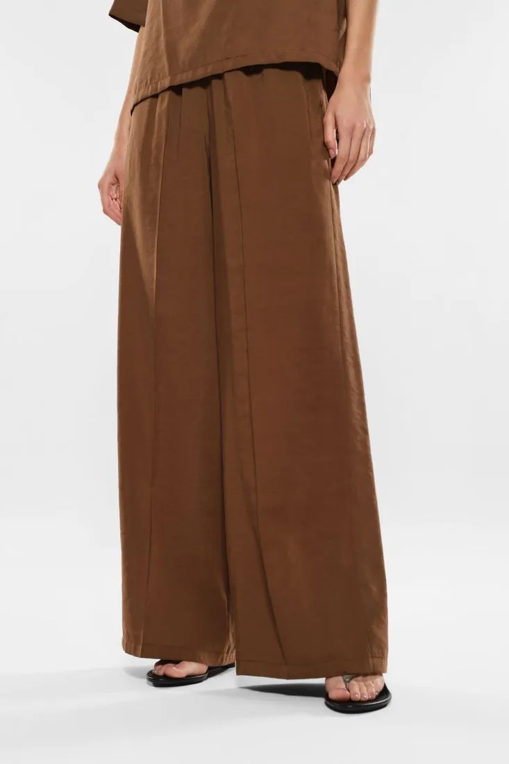 Pantaloni a palazzo con tasche verticali e piega stirata