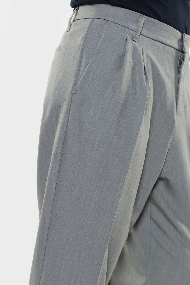 Pantaloni slim-fit con pinces e piega stirata