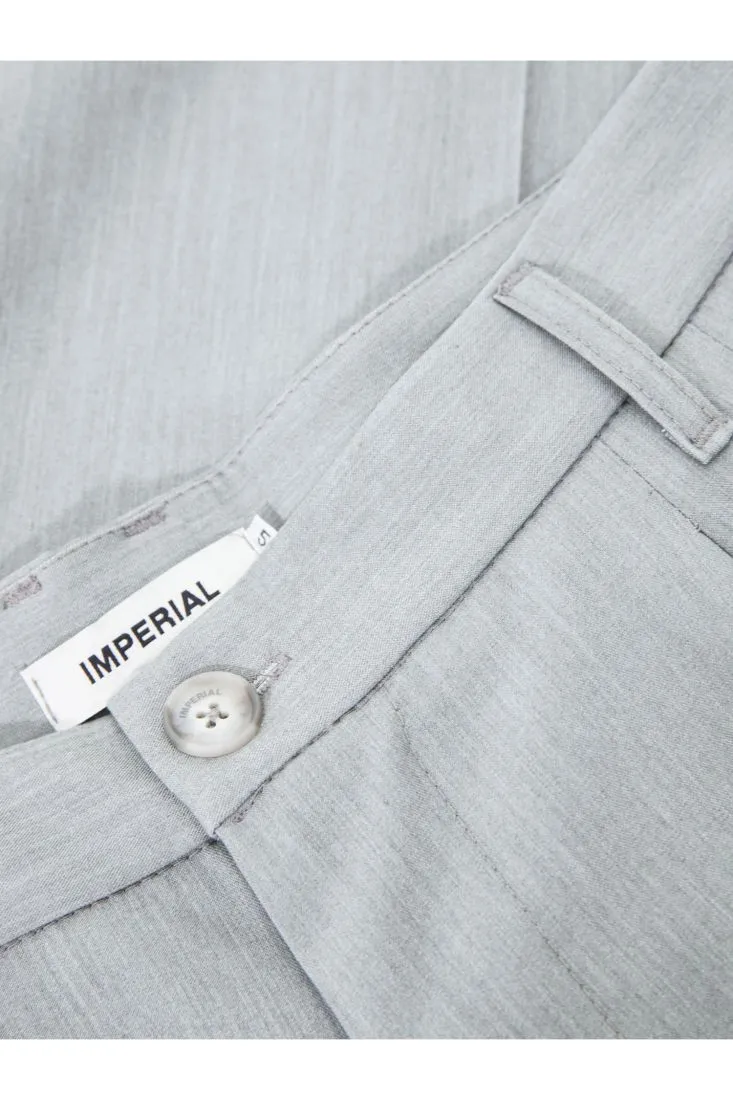 Pantaloni slim-fit con pinces e piega stirata