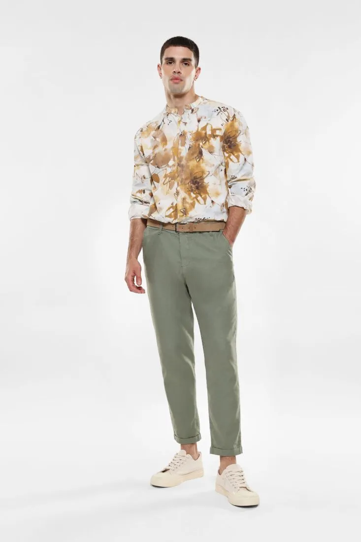 Pantaloni slim-fit con tasche verticali e orlo inferiore risvoltato