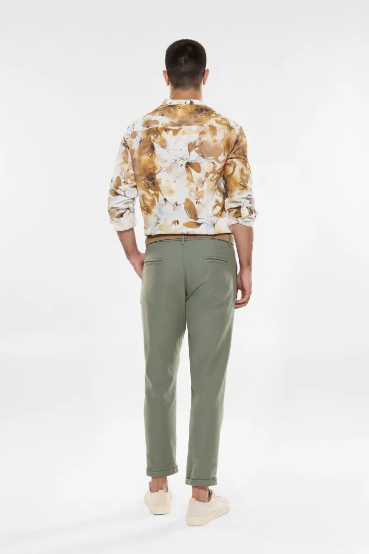 Pantaloni slim-fit con tasche verticali e orlo inferiore risvoltato